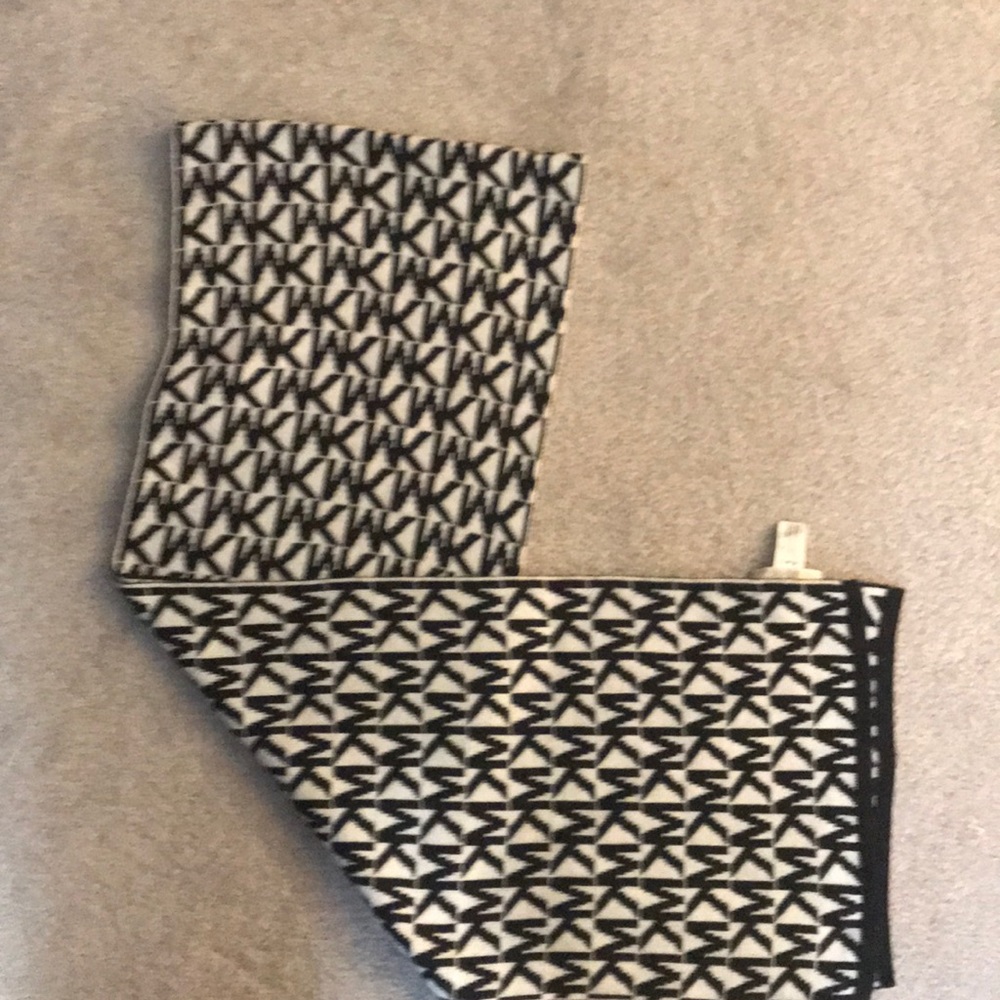 MICHAEL KORS  SCARF !!